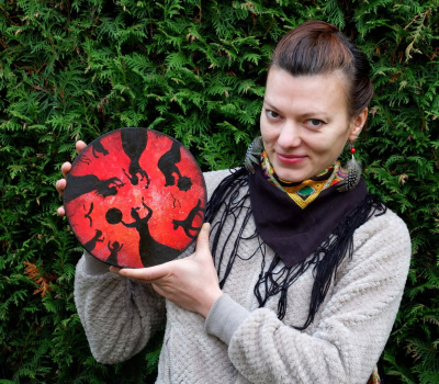 Krąg Kobiet - Krąg Życia, średnica 22cm, olej, tusz na drewnie, 2020.
